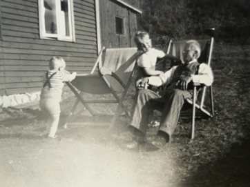 VED STRANDEN 10 - LYSTRUP STRAND, Erik, familien Rask (bygmesteren i liggestolen).jpg